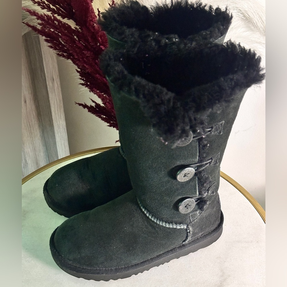 UGG Juniors Black Bailey Button II Triple Boots size 2 - Picture 3 of 6